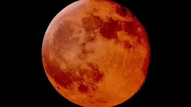 mwezi mkubwa mwekundu