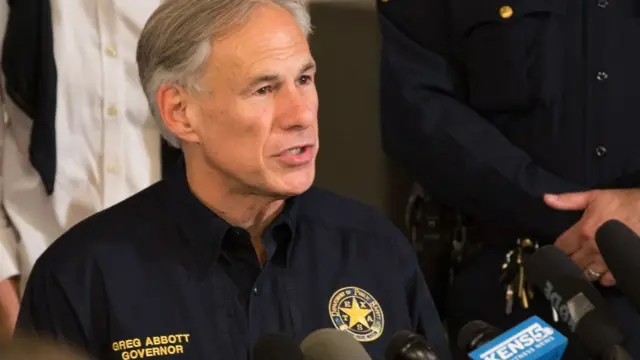 Greg Abott, le gouverneur du Texas, face à la presse.