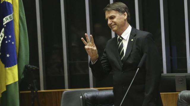 Do parlatório no Congresso, Bolsonaro faz sinalbetano com a fazendatrês e sorri