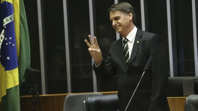 Do parlatório no Congresso, Bolsonaro faz sinaljogos apostatrês e sorri