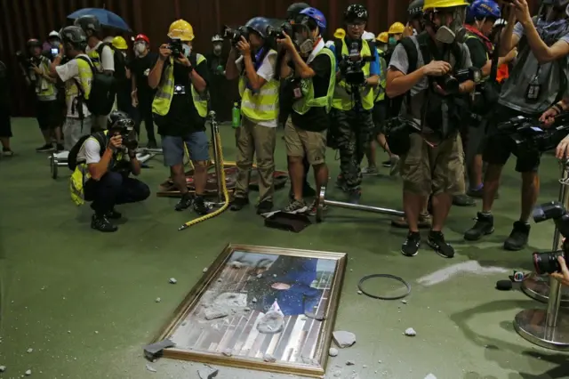 示威者破坏立法会现任及历任主席的肖象。