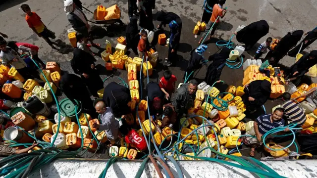 يمنيون يتجمعون للحصول على مياه صالحة للشرب مع انتشار الكوليرا