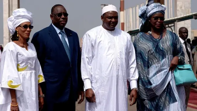 La première dame gambienne Sadia Mballo Barrow et Marième Faye Sall encadrent les présidents Maky Sall et Adama Barrow