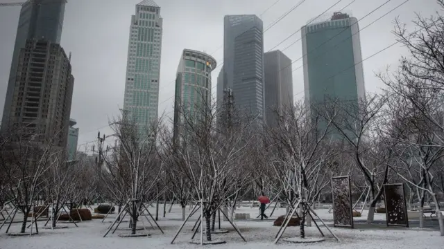 চলাচলের ওপর কড়া বিধিনিষেধের কারণে চীনের উহান শহরটি এখন ভুতুড়ে শহরে পরিণত হয়েছে।
