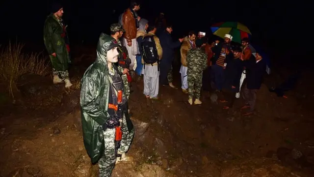 বালাকোটে ভারতীয় বিমান হামলার স্থানটি সাংবাদিকদের দেখাচ্ছে পাকিস্তানের সেনাবাহিনী