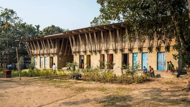 بنگلہ دیش کے دینج پور ضلع میں پرائمری سکول جسے آغا خان ایوارڈ ملا