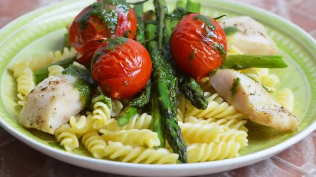 Паста із запеченою спаржею, хеком та петрушковою олією