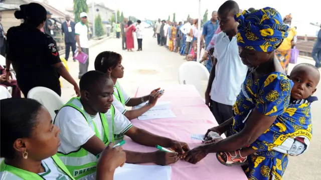 Nwaanyị na-eme ntuliaka