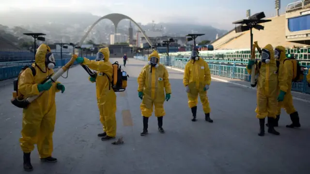 Agentesjogando roletacombate contra o Aedes Aegypti no Rio