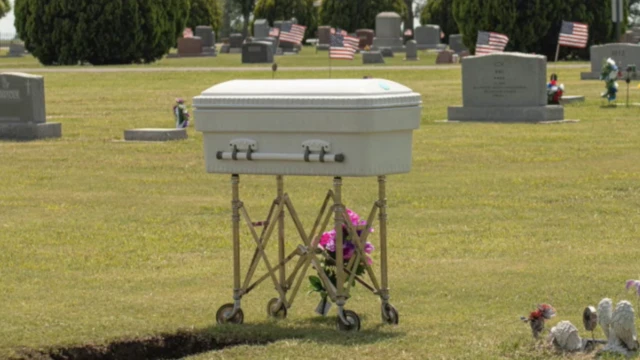 Труна Шони на цвинтарі у Бакліні в Канзасі