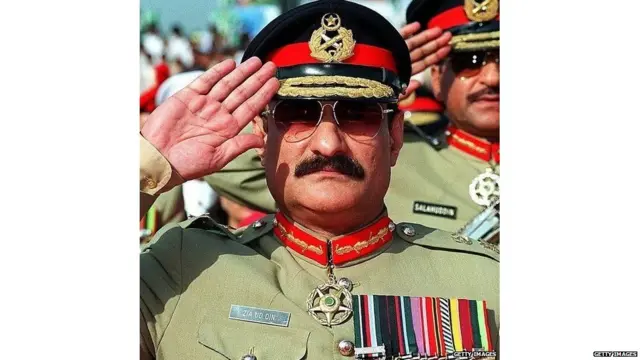 लेफ्टनंट जनरल (सेवानिवृत्त) झियाउद्दीन बट यांनी एक वर्षं आयएसआयचे डीजी म्हणून काम केलं.