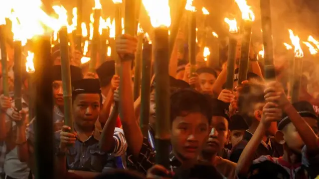 Anak-anak berpawai membawa obor saat malam takbiran menyambut hari raya Idul Adha 1440 H di kemukiman Kandang, Muara Dua, Lhokseumawe, Aceh, Sabtu (10/08/2019).