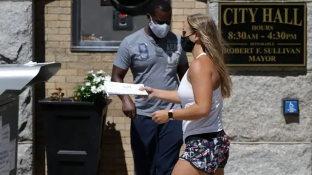 ရွေးကောက်ပွဲ စောင့်ကြည့်သူတွေက မမှန်ကန်တာတွေရှိတယ်လို့ စိန်ခေါ်ခံရတဲ့ မဲတွေကို မဲရုံဝန်ထမ်းတွေဘက်က ဘေးဖယ်ထားပြီး ပြန်လည် စစ်ဆေးရ