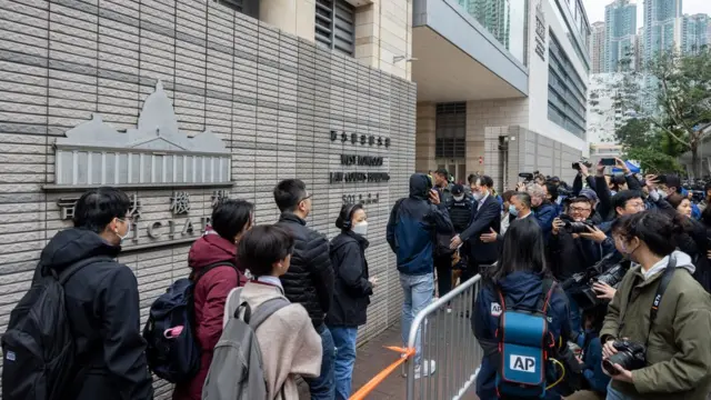 過百名香港市民到法院外排隊旁聽