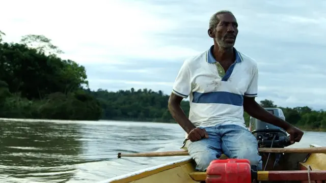 Hombre en canoa con motor.