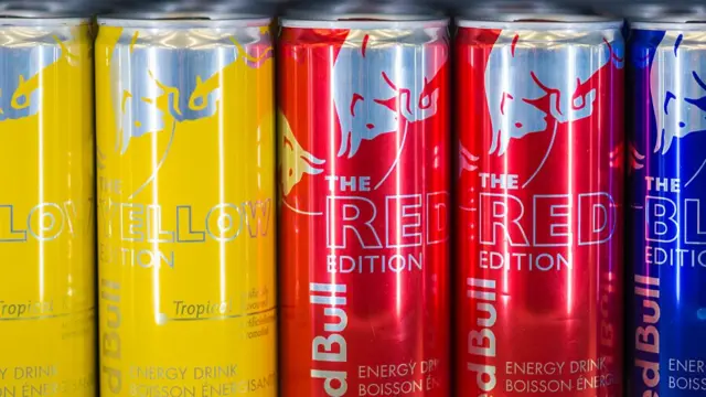 Latas de Red Bull.