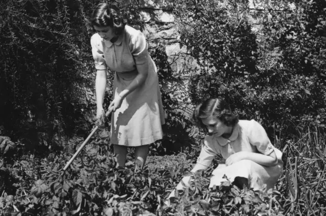 Kraliça II Yelizaveta və kiçik bacısı şahzadə Marqaret Vindzor malikanəsində. Avqust, 1943-cü il.