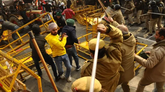 પ્રદર્શનકારીઓ પર લાઠી ઉગામતા પોલીસકર્મી