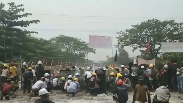 রোববার ইয়াঙ্গনের কিছু এলাকা রণক্ষেত্রের রূপ নেয়