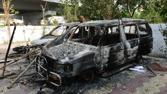 હાર્દિક પટેલની અટકાયત બાદ ગુજરાતમાં ઠેરઠેર હિંસા ફાટી નીકળી હતી જેમાં સરકારી સંપતિને નુકસાન પહોંચાડવામાં આવ્યું હતું