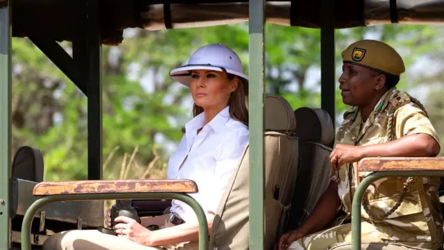 Melania Trump ngo yashwanye n'umuhanuzi mu vy'umutekano ku kirimba White House, igihe yari mu rugendo rwiwe rwa mbere muri Afrika