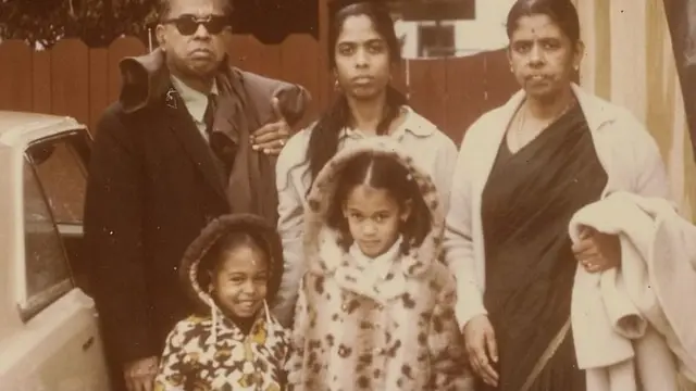 兒童時期的卡瑪拉·哈里斯（前中）與母親高普蘭（Shyamala Gopalan；後中）、妹妹瑪雅（Maya；前左）外公PV·高普蘭（後左）和外婆拉詹·高普蘭（後右）合照