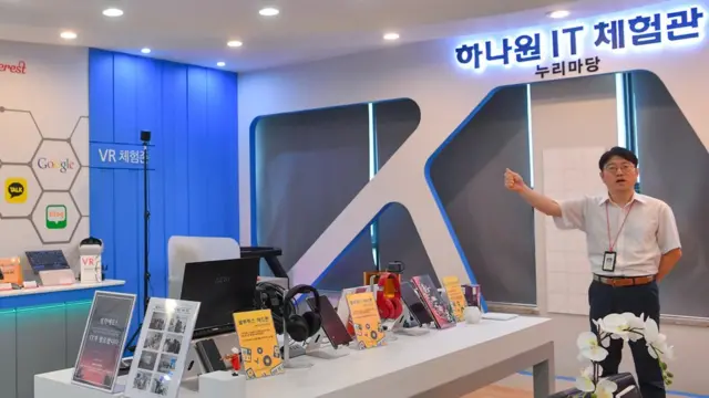 10일 오전 북한 이탈주민들의 사회정착을 지원하는 통일부 소속기관인 경기도 안성시 하나원에서 열린 '하나원 24주년 계기 프레스데이'에서 관계자가 하나원 IT 체험관을 소개하고 있다