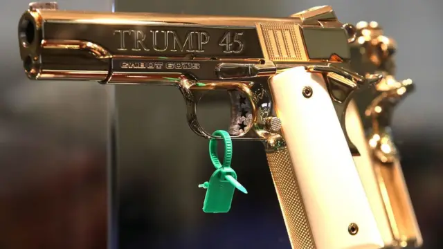 Ông Trump đề nghị bắn vào chân người di dân