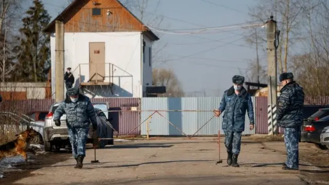 Навалний тутқунликда сақланаётган қамоқхона дарвозаси