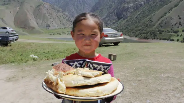 "Нан ооз тийип кетиңиздер": конокторду тосуп чыккан секелек