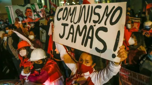 Mujer con una pancarta contra el comunismo