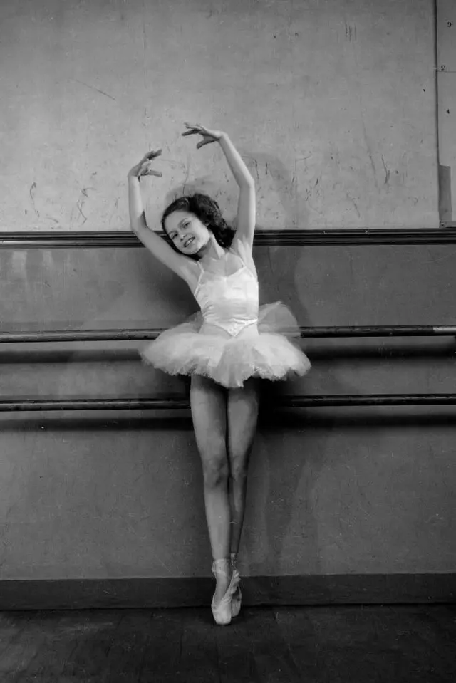 Bardot vestida con mayas y tutú de bailarina en una clase de ballet.