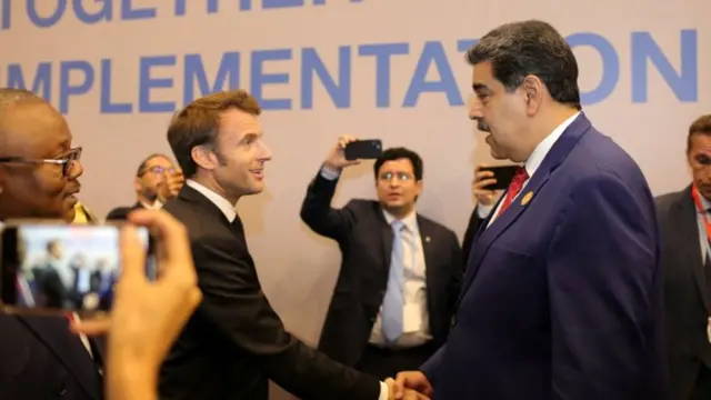 Macron e Maduro apertam as mãos durante a Cúpula do Clima no Egito