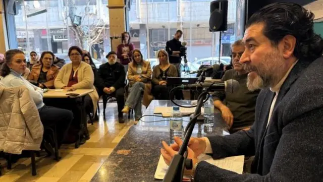 شماری از علاقمندان بحث‌های فرهنگی در کافه روضه در مرکز دمشق پایتخت سوریه گرد آمده‌اند