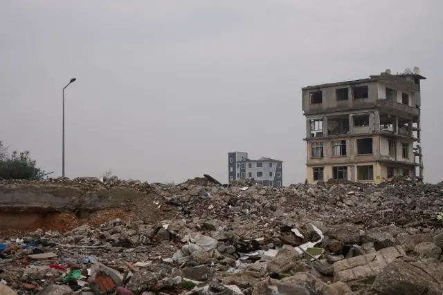 ayakta kalan hasarlı bir bina 