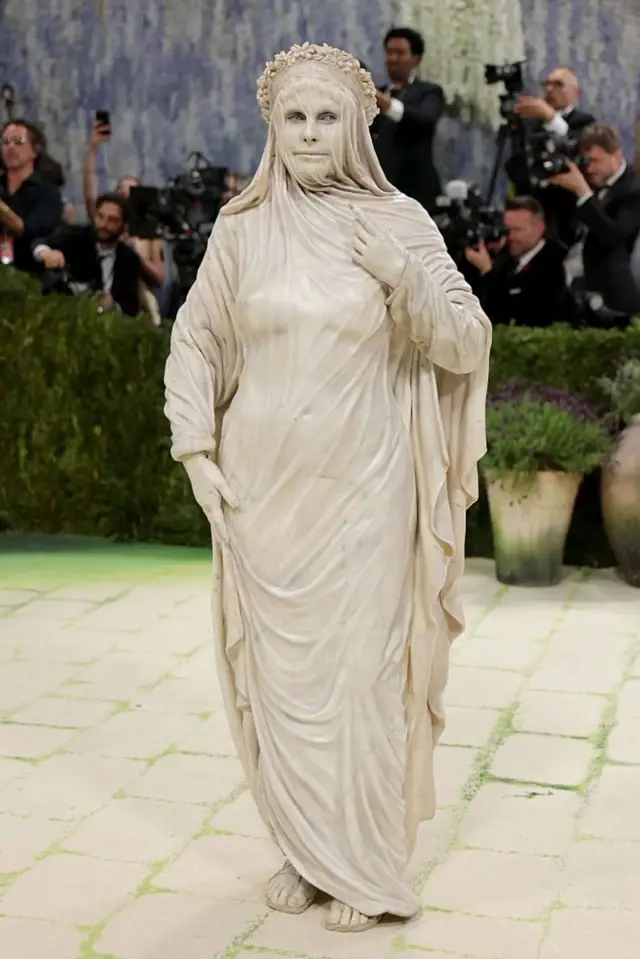 Umudage w'umunyamideli Heidi Klum yaserutse yambaye ikanzu imeze nk'ishusho yo mu bihe by'abagiriki 