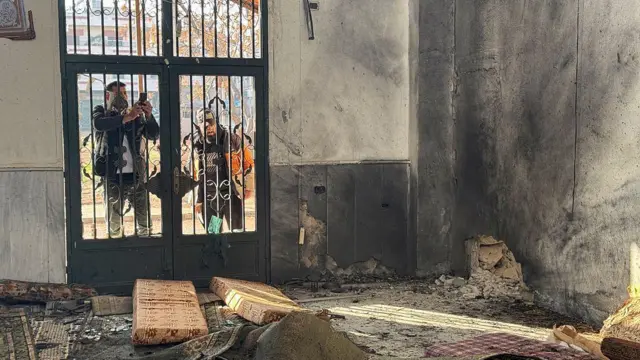 Фото помещения с черными от взрыва стенами