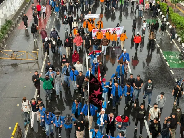 Mahasiswa dan elemen masyarakat menggelar aksi unjuk rasa setelah demonstrasi buruh yang digelar di Gedung DPR, Jakarta, Kamis (28/08).