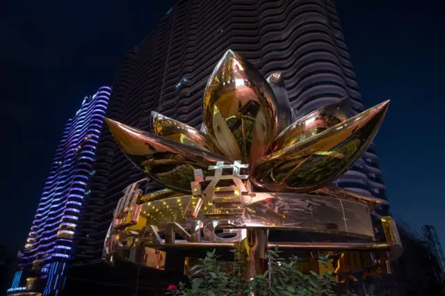 ငြိမ်သက်အေးဆေးတဲ့ ပင်လယ်ကမ်းခြေအပန်းဖြေမြို့လေးဖြစ်တဲ့ သီဟာနုဗီးလ်ဟာ ကာစီနိုရုံသစ်တွေဇိမ်ခံဟိုတယ်တွေနဲ့ ဖွံ့ဖြိုးလာခဲ့