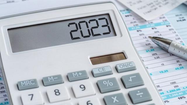 Calculadora ao ladosorte esportiva sitecaneta e papéis com tabelas e números 