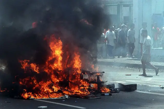 Kerusuhan meletus di kawasan bisnis Glodok, Jakarta pada 2000, yang didominasi etnis Tionghoa, di mana para perusuh melemparkan bom molotov ke dua showroom mobil dan setidaknya tiga anggota polisi terluka dalam bentrokan tersebut.