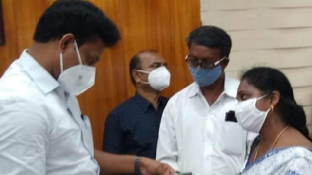 கல்வித்துறையை விமர்சித்ததாக அரசுப்பள்ளி ஆசிரியை பணியிடை நீக்கம் - என்ன நடந்தது?