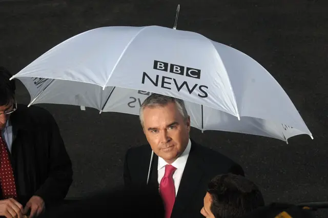 40 yıldır BBC'de çalışan Edwards, yıllarca BBC televizyonunun birinci kanalında ana haber bültenlerini sundu.