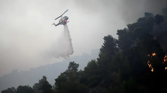 Helicóptero joga águabetano é legalincêndio na floresta