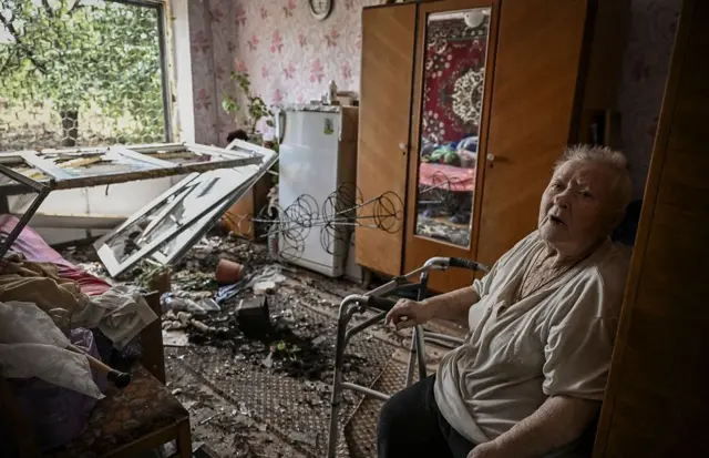 Літня мешканка Соледара в будинку, зруйнованому обстрілом, червень 2022-го