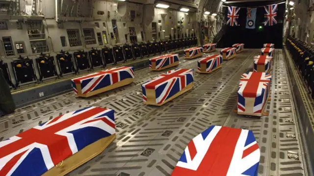 Гробы, покрытые флагом Великобритании, с останками 14 британских военнослужащих, погибших 2 сентября в результате крушения самолета RAF Nimrod MR2 в 12 милях к западу от Кандагара на юге Афганистана, 12 сентября 2006 г.