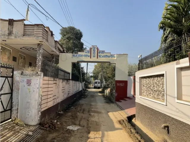 ਪਿੰਡ ਪਾਲਦੀ ਦਾ ਮੁੱਖ ਦਰਵਾਜ਼ਾ