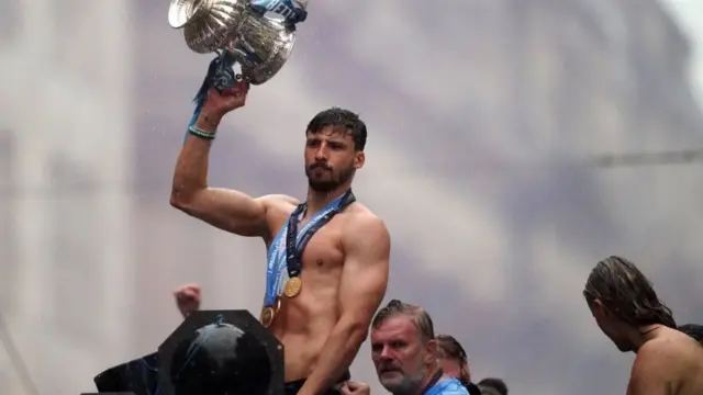 상의를 탈의한 채 우승컵을 들어 보이는 후벵 디아스 선수