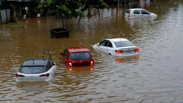 వానా కాలంలో వాహనాలు 