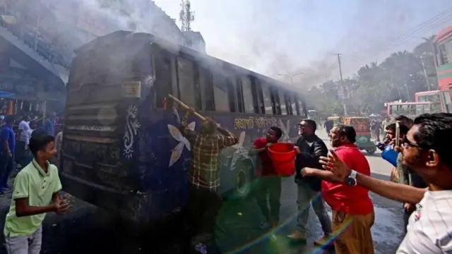 ঢাকায় ১২ই নভেম্বর একটি বাসে আগুন দেয়ার পর নেভানোর চেষ্টা চলছে